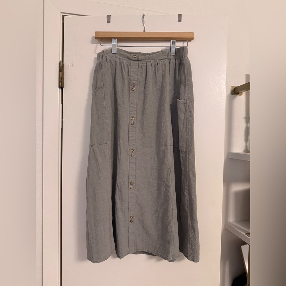 Roolee Gray Button-Front Midi Skirt | Size M